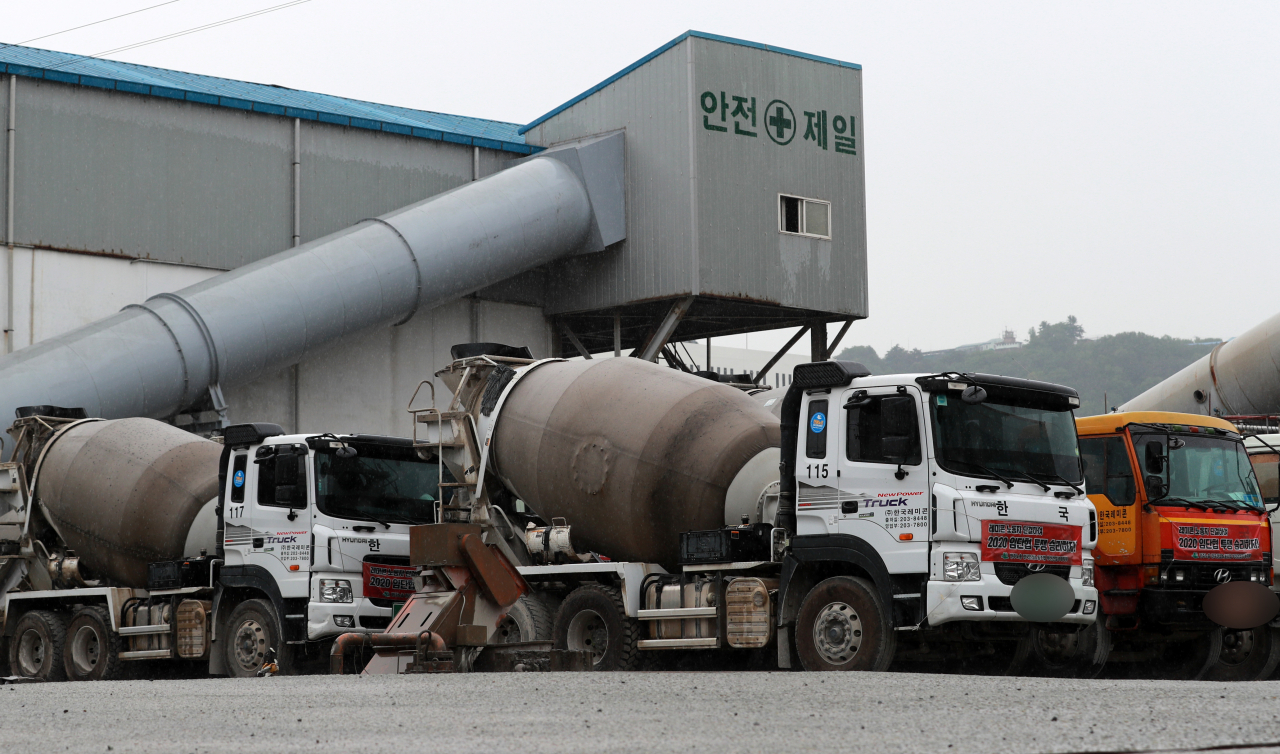 지난달 14일부터 2주간 총파업을 벌였던 부산·경남지역 레미콘 운송노조의 운송 차량들.[연합뉴스]