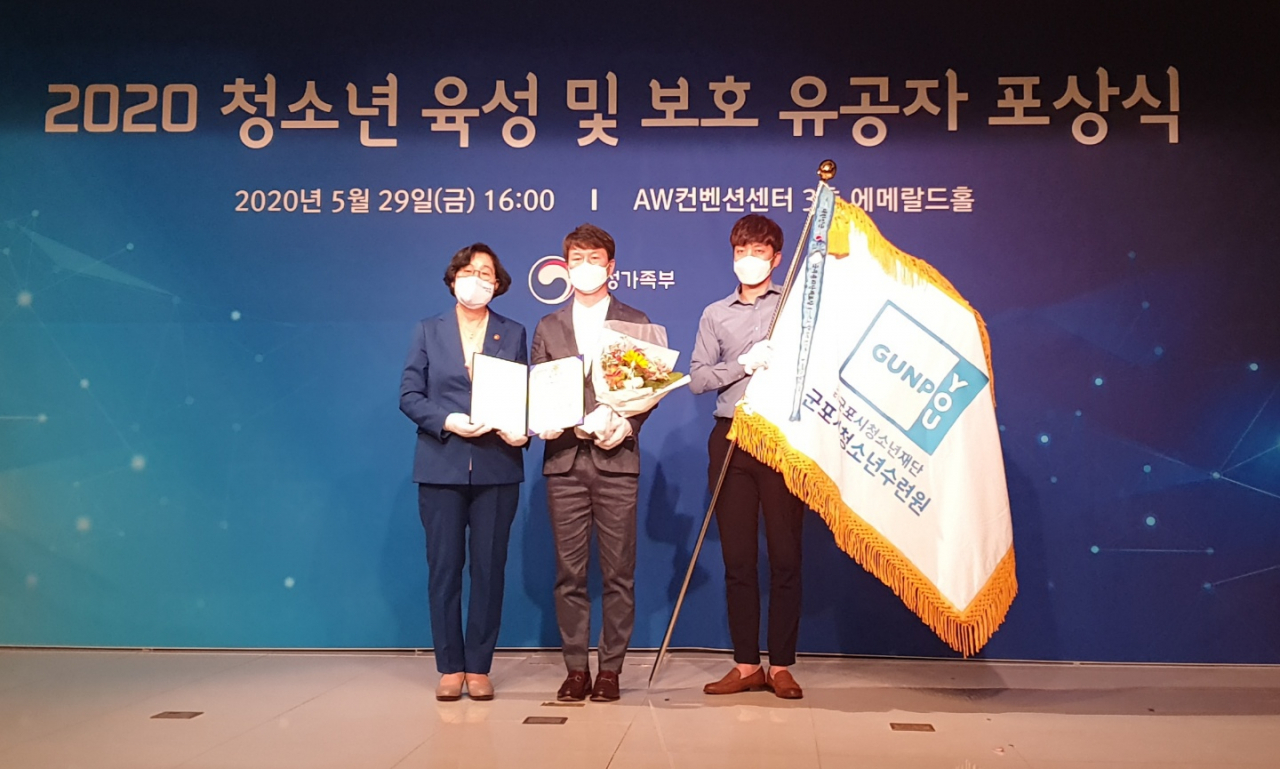 한국희 군포시청소년수련원장(가운데), 이정옥 여성가족부장관(왼쪽). [군포시 제공]