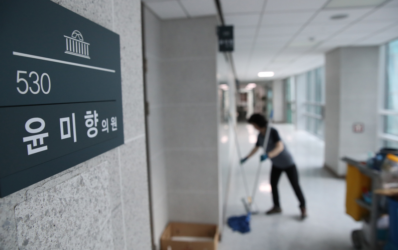 1일 오전 국회 의원회관 내 윤미향 더불어민주당 의원 사무실 앞에서 환경미화원이 사무실 입주에 대비, 주변 청소를 하고 있다. [연합]