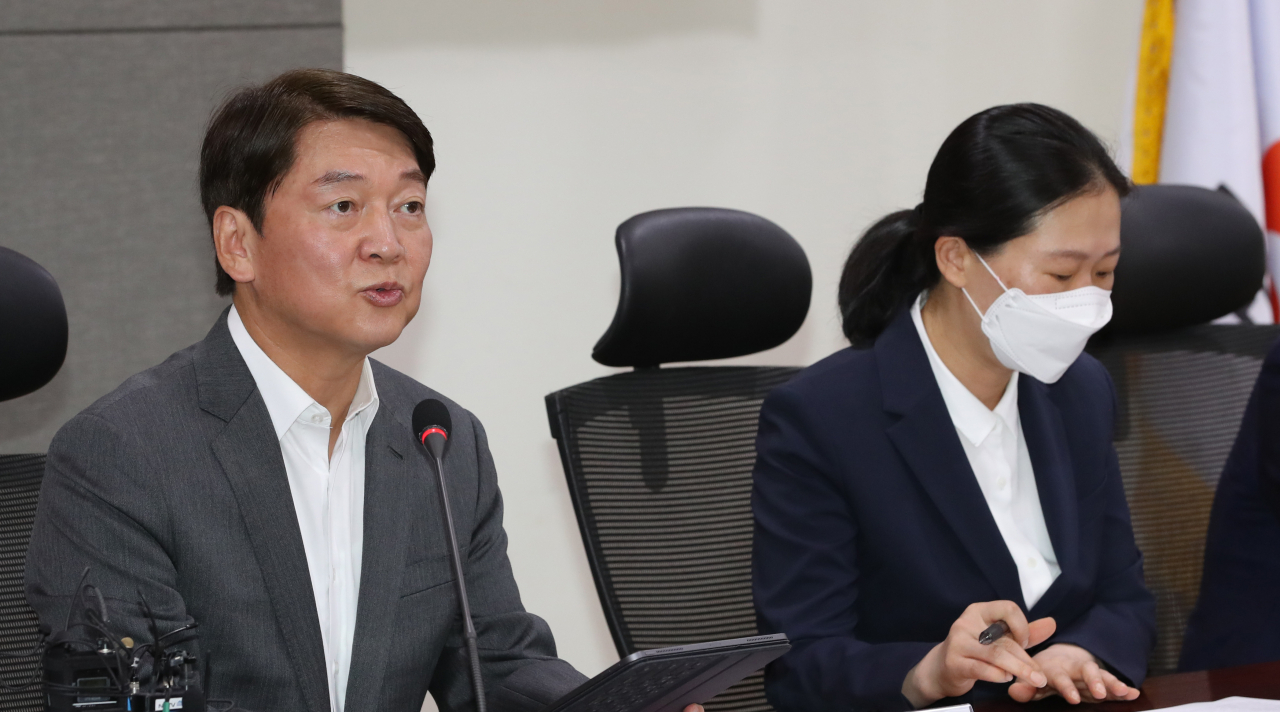 안철수 국민의당 대표가 1일 오전 서울 여의도 국회 의원회관에서 열린 최고위원회의에서 발언하고 있다. [연합]
