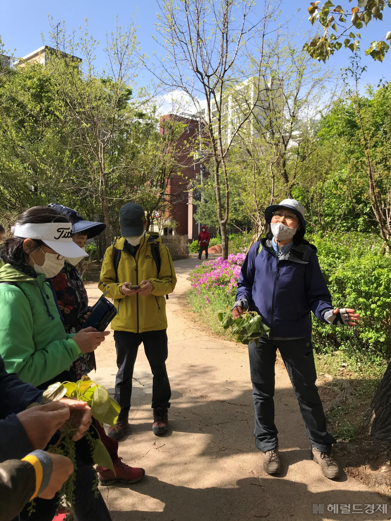 송파둘레길 내 장지천 코스에서 숲해설사가 설명하고 있다. [송파구]