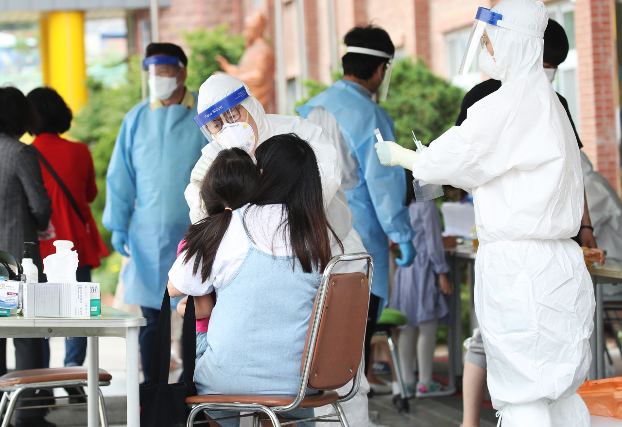 함께 제주도로 단체 여행을 다녀온 교회 목사인 A씨 가족 7명 중 초등학생을 포함한 5명이 신종 코로나바이러스 감염증(코로나19) 확진 판정을 받은 지난달 31일 오후 경기도 안양시 양지초등학교 운동장에서 해당 학생과 접촉한 교직원 및 학생을 대상으로 진단 검사가 진행되고 있다. [연합]
