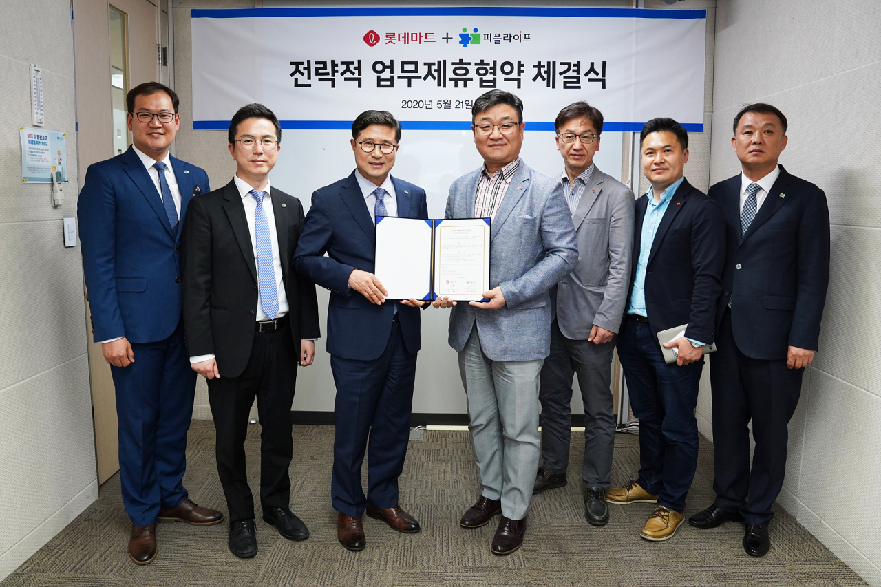 지난달 21일 피플라이프 현학진 대표(왼쪽)와 롯데마트 김정한 상무(오른쪽)가 동반성장 위한 전략적 업무제휴협약(MOU)을 맺고 기념촬영을 하고 있다. 출처=피플라이프