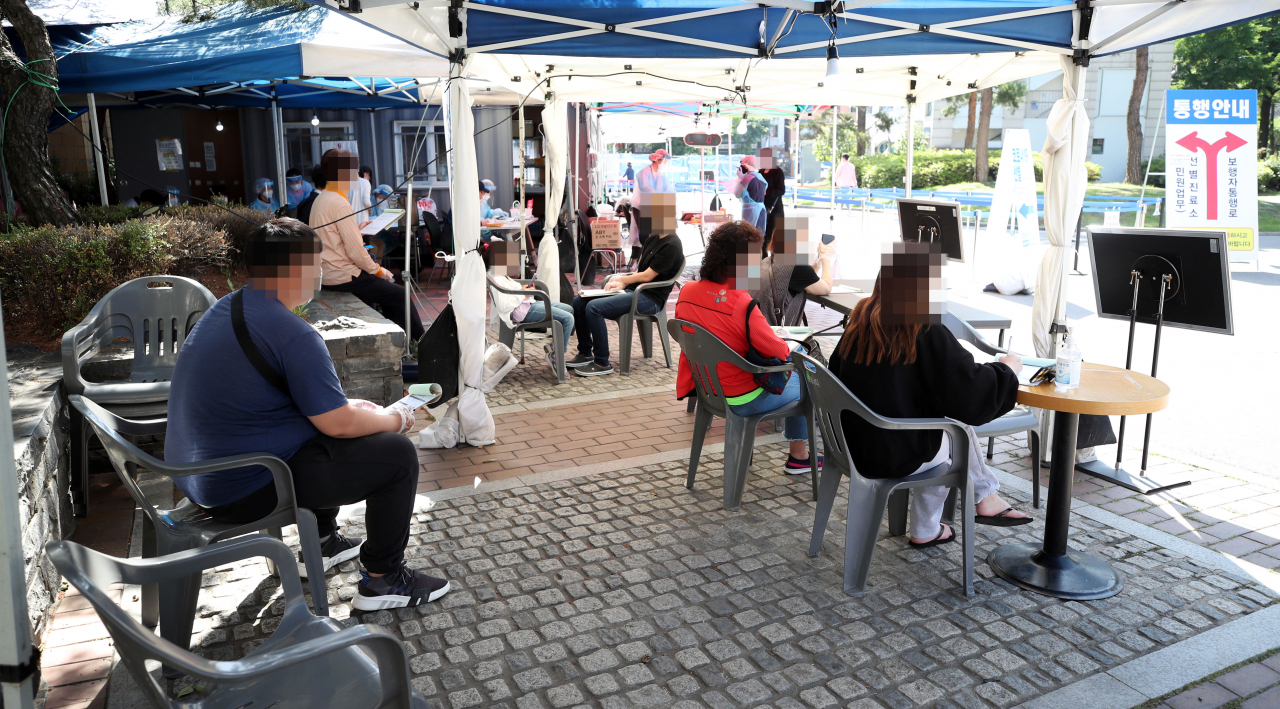 1일 오전 서울 영등포구 보건소에 마련된 코로나19 선별진료소에서 시민들이 검사를 받기 위해 대기하고 있다. 연합뉴스