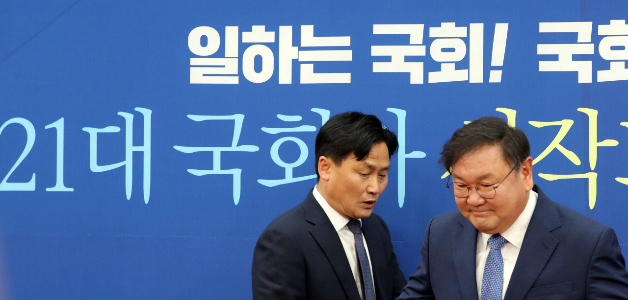 김태년 더불어민주당 원내대표와 김영진 원내수석부대표가 31일 오후 서울 여의도 국회에서 열린 더불어민주당 제21대 국회출범 기자간담회에 참석하고 있다. [연합]
