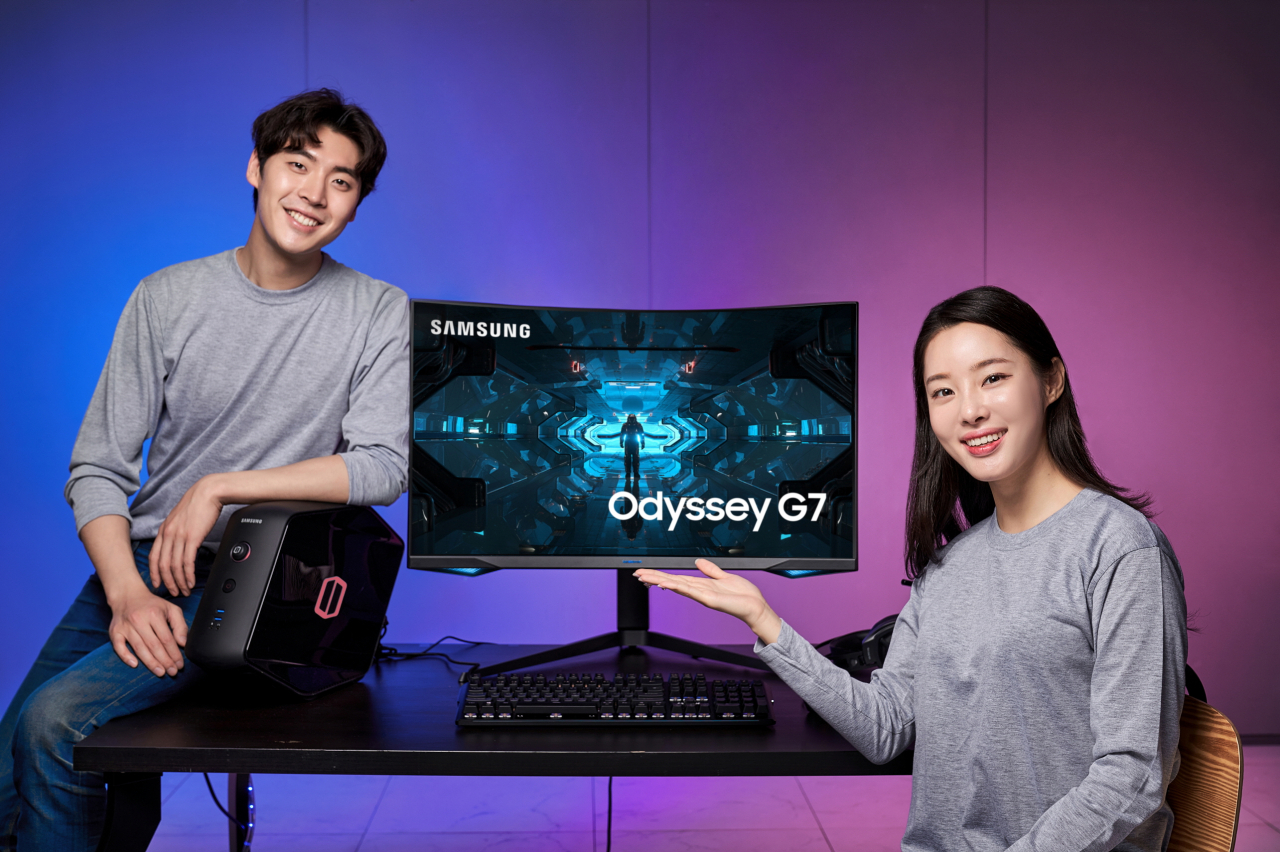 삼성전자 모델이 업계 최초 1000R 곡률을 적용한 커브드 게이밍 모니터 '오디세이 G7' 32형 신제품을 소개하고 있다. [삼성전자 제공]