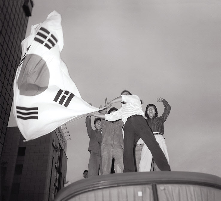 오형근, 태극기를 흔드는 4명의 배우들, 1995년 9월 28일 (Plate. 5 Four Actors Waving the Korean Flags, September 28.[광주비엔날레재단 제공]