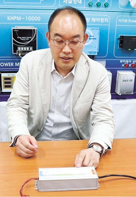 금호이앤지 이임식 대표가 경기 광명시 본사에서 최근 개발한 ‘초고효율 LED 컨버터’에 대해 설명하고 있다. [금호이앤지 제공]