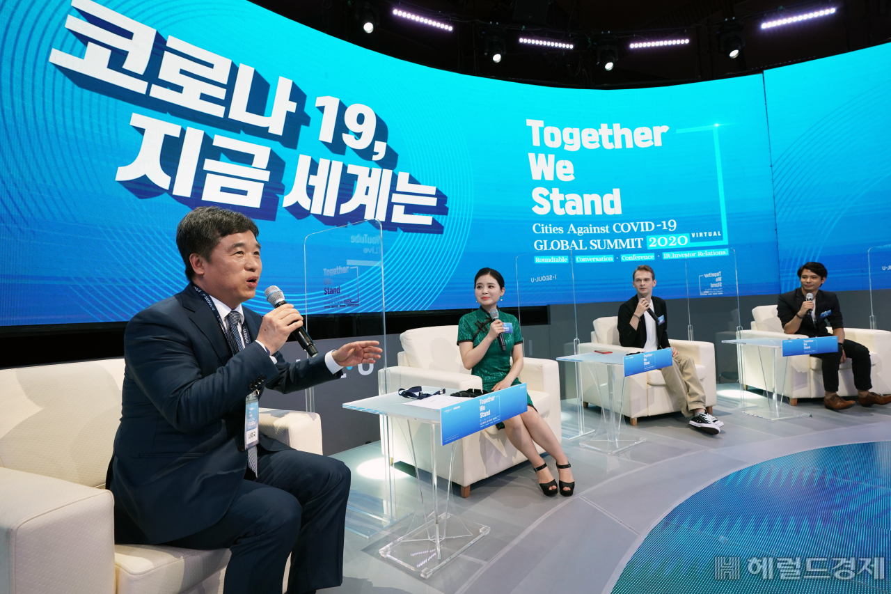 [헤럴드경제=이진용 기자]서정협(왼쪽) 서울시 행정1부시장이 1일 오전 11시 서울시가 코로나19 위기를 극복하고 대전환의 시대를 대비하기 위해 서울시가 개최한 온라인 국제회의 ‘CAC(Cities Against Covid-19) 글로벌 서밋 2020’에 앞서 열린 Pre-summit에서 K-방역에 대해 이야기 하고 있다. 이날 프레서밋에는 일리야 벨라코프(러시아), 수잔(네팔), 안코드(영국) 등 한국에 살고 있는 외국인 인플루언서들이 코로나19 관련 생활방역을 소개하고, 자국의 친구들을 화상회의로 연결하면서 자유롭게 진행된다. 이어 오는 5일까지 세계 각국 도시 시장과 석학, 각 분야 전문가 등 약 120여명이 참여해 방역은 물론 기후, 환경, 문화, 대중교통, 스마트도시 등 포스트 코로나 시대 10개 분야 협력과제에 대해 집단지성 논의를 벌인다. 시는 이번 행사를 통해 코로나 19로부터 안전한 한국을 전세계에 알릴뿐 아니라 사회 전 분야에서 서울이 세계의 ‘표준도시’로 도약하는 계기로 만든다는 목표다. jycafe@heraldcorp.com