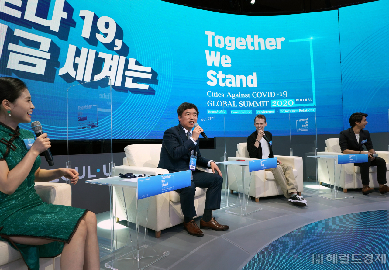 [헤럴드경제=이진용 기자]서정협(왼쪽 두번째) 서울시 행정1부시장이 1일 오전 11시 서울시가 코로나19 위기를 극복하고 대전환의 시대를 대비하기 위해 서울시가 개최한 온라인 국제회의 ‘CAC(Cities Against Covid-19) 글로벌 서밋 2020’에 앞서 열린 Pre-summit에서 K-방역에 대해 이야기 하고 있다. 이날 프레서밋에는 일리야 벨라코프(러시아), 수잔(네팔), 안코드(영국) 등 한국에 살고 있는 외국인 인플루언서들이 코로나19 관련 생활방역을 소개하고, 자국의 친구들을 화상회의로 연결하면서 자유롭게 진행된다. 이어 오는 5일까지 세계 각국 도시 시장과 석학, 각 분야 전문가 등 약 120여명이 참여해 방역은 물론 기후, 환경, 문화, 대중교통, 스마트도시 등 포스트 코로나 시대 10개 분야 협력과제에 대해 집단지성 논의를 벌인다. 시는 이번 행사를 통해 코로나 19로부터 안전한 한국을 전세계에 알릴뿐 아니라 사회 전 분야에서 서울이 세계의 ‘표준도시’로 도약하는 계기로 만든다는 목표다. jycafe@heraldcorp.com [서울시 제공]