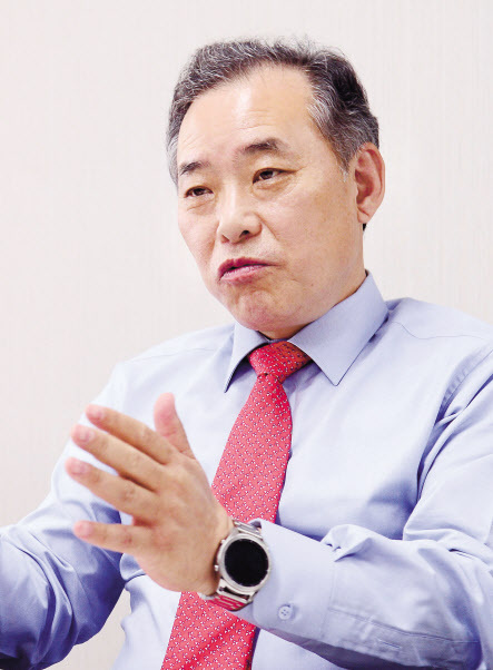 업계의 대표적인 ‘스피커’ 최종만 신한회계 대표가 한국공인회계사회 회장 선거에 출사표를 던졌다. ‘빅4’ 대형 회계법인 위주로 운영돼온 한공회의 개혁을 위해 출마를 결심했다며 최근 사회적 이슈가 되고 있는 비영리법인의 회계 개선에도 한공회가 역할을 할 수 있을 것이라고 밝혔다.      이상섭 기자