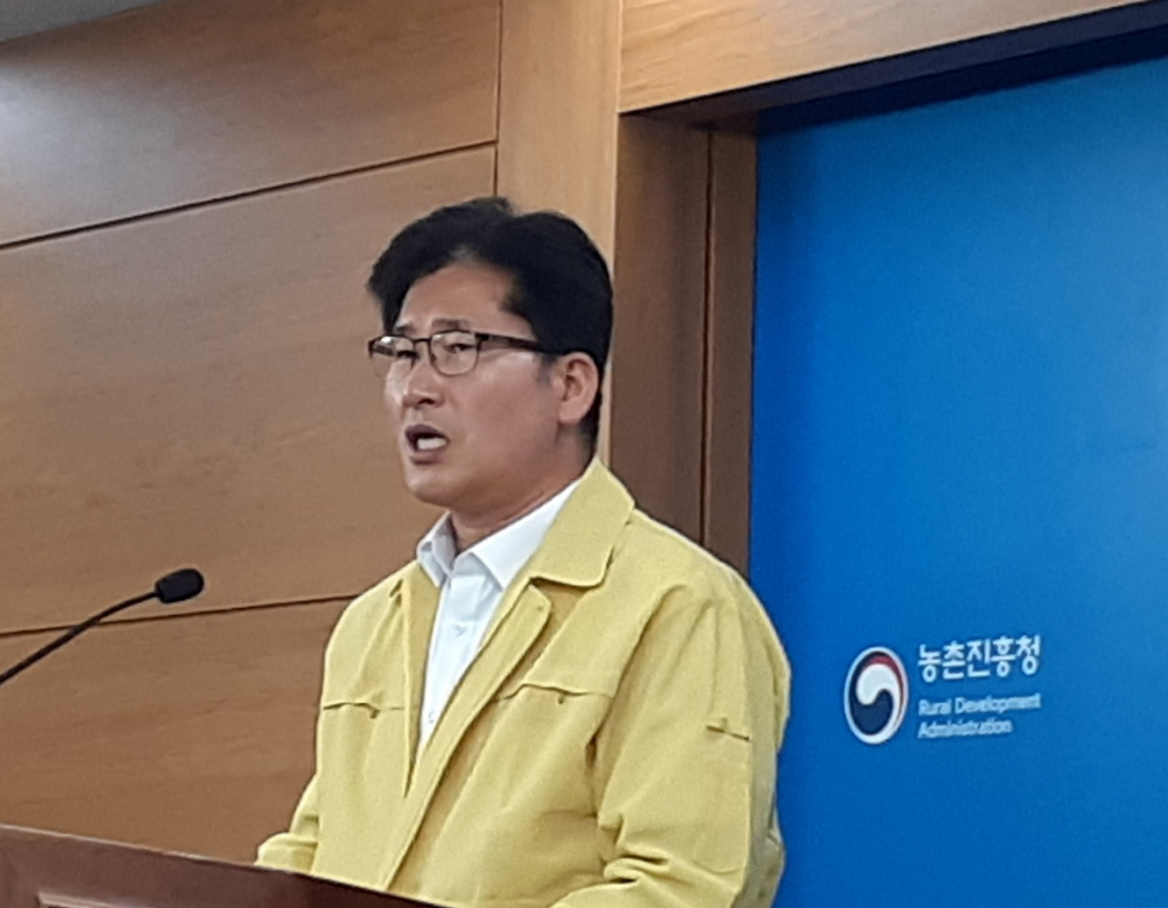 이용범 농촌진흥청 차장이 1일 정부세종청사 농림축산식품부 기자실에서 과수화상병 확산에 따른 긴급브리핑을 하고 있다.［헤럴드DB］
