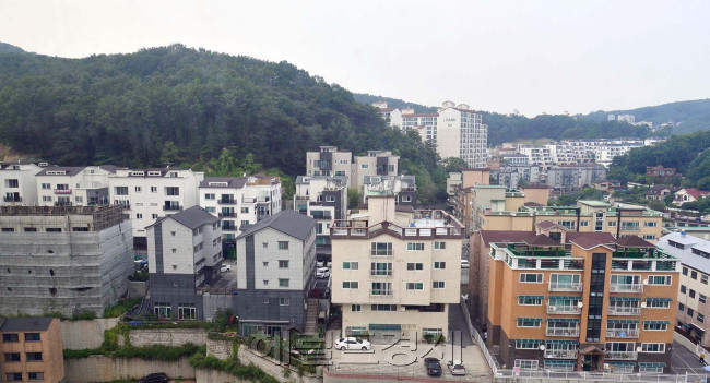 경기도 광주시 빌라 밀집지역에서 바라본 아파트 단지. [헤럴드DB]