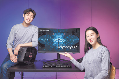 삼성전자 모델이 업계 최초 1000R 곡률을 적용한 커브드 게이밍 모니터 ‘오디세이 G7’ 32형 신제품을 소개하고 있다. [삼성전자 제공]
