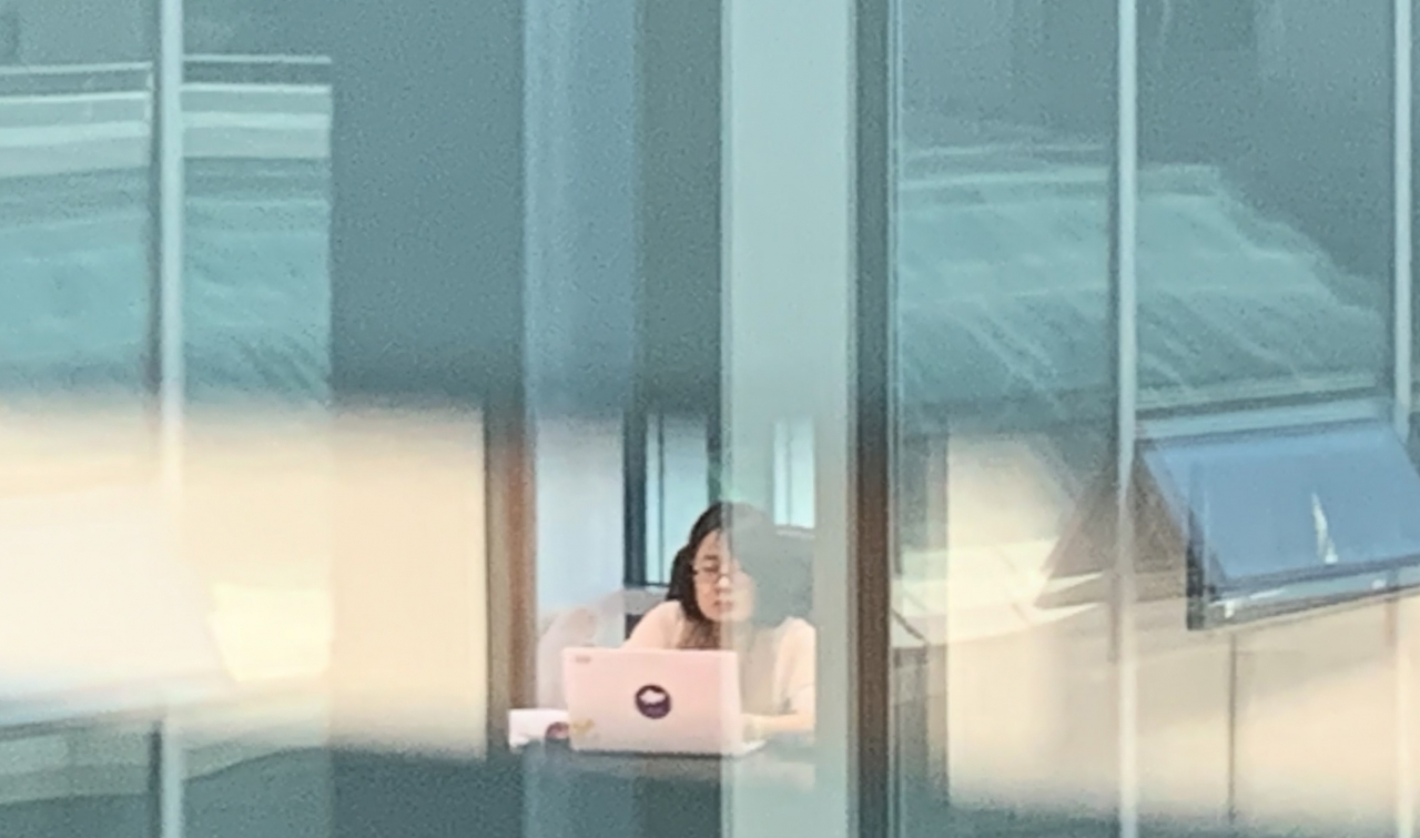 더불어민주당 윤미향 의원이 1일 오전 서울 여의도 국회의원회관 의원실에 출근해 업무를 보고 있다. [연합]