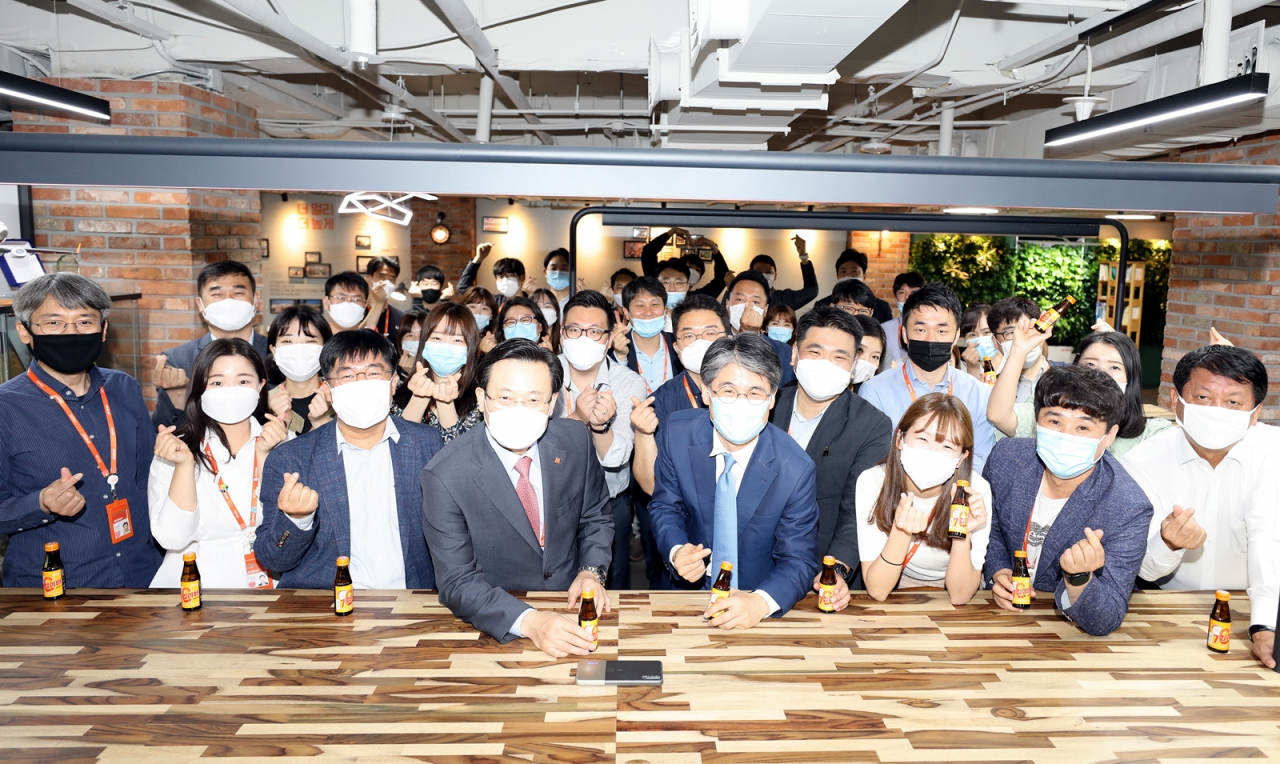 제주항공 김이배 신임대표(앞줄 왼쪽에서 4번째)가 제주항공 스마트오피스에서 경영본부장 김재천 부사장(앞줄 왼쪽에서 5번째) 등 임직원과 함께 비타민 음료를 나누며 취임 인사를 했다.