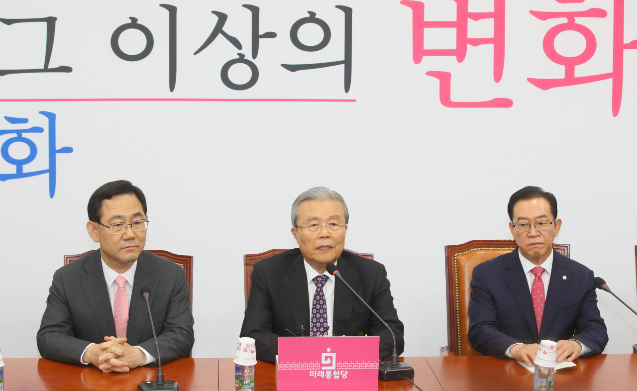 김종인 미래통합당 비상대책위원장이 1일 국회에서 열린 비상대책위원회의에서 발언하고 있다. 왼쪽부터 주호영 원내대표, 김종인, 이종배 정책위의장. [연합]