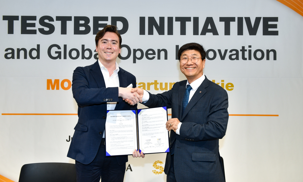 한국무역협회는 1일 삼성동 코엑스 스타트업브랜치에서 미국의 스타트업 지원 재단인 스타트업정키(Startup Junkie)와 '스타트업 해외 테스트베드 및 오픈 이노베이션 지원을 위한 업무협약'을 체결한 후 스타트업정키 루이스 디젤 아시아 대표(왼쪽)와 무역협회 이동기 혁신성장본부장이 기념사진을 찍고 있다. [한국무역협회 제공]