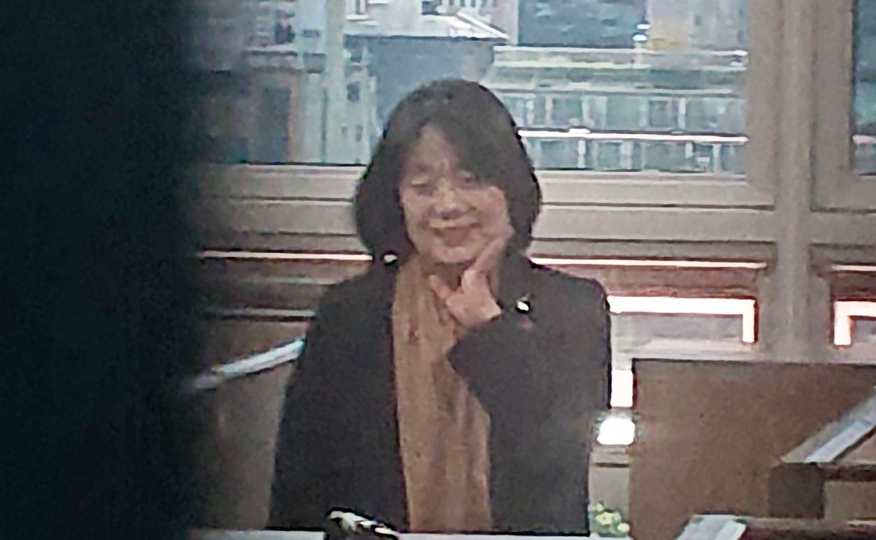 더불어민주당 윤미향 의원이 1일 오후 서울 여의도 국회 의원회관 내 사무실에서 보좌진과 대화하고 있다. [연합]