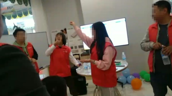 중국 구이저우(貴州)성 비제(畢節)시의 한 인테리어 기업이 실적이 저조한 직원에게 산 지렁이와 미꾸라지를 먹게 해 공분을 사고 있다. 사진은 중국 포털사이트 바이두에 올라온 사진 캡처.