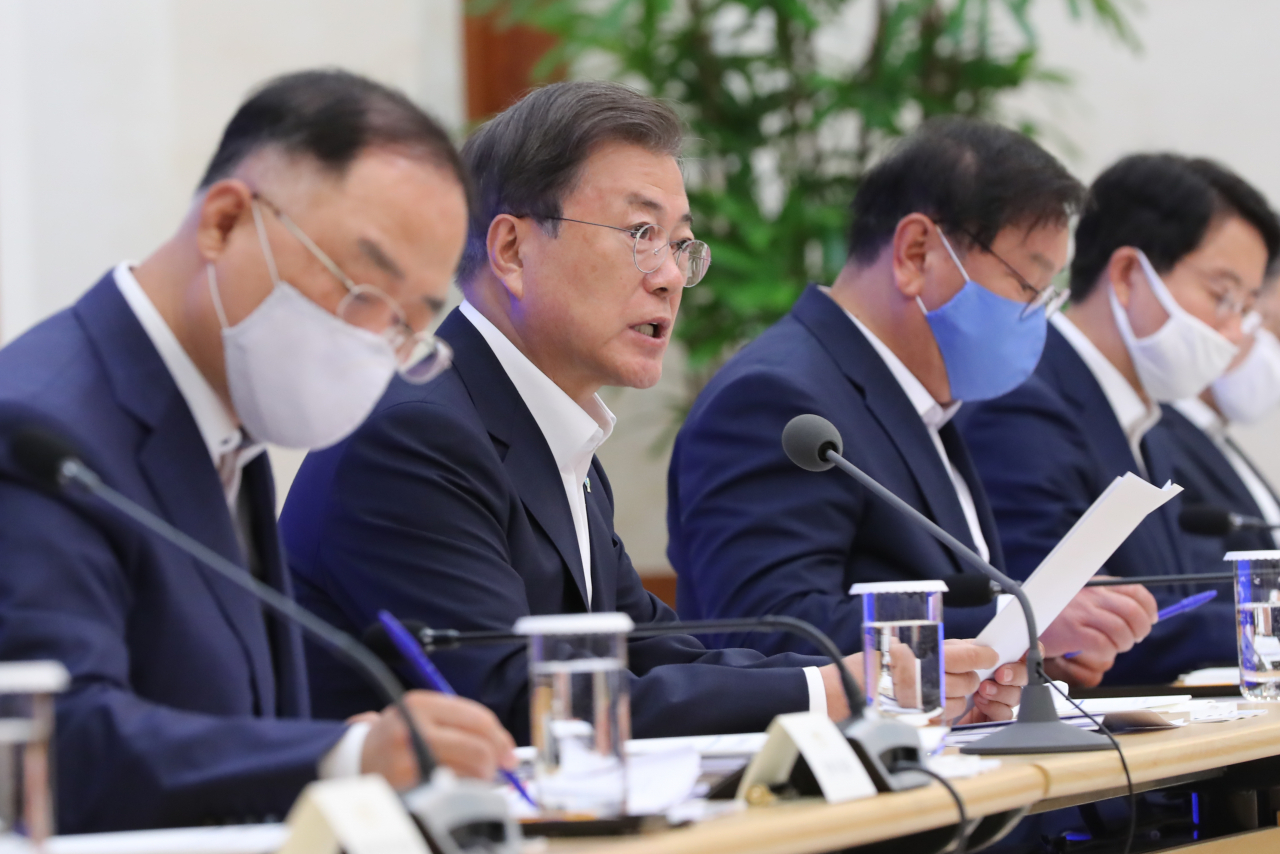 문재인 대통령이 지난달 1일 청와대에서 제6차 비상경제회의를 주재하고 있다. 왼쪽은 홍남기 경제부총리 겸 기획재정부 장관. [연합]