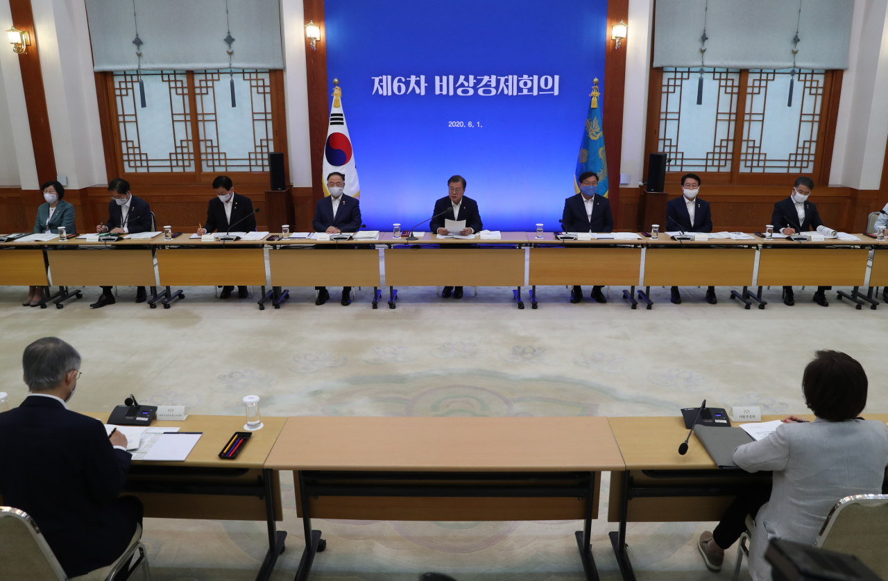 문재인 대통령이 1일 청와대에서 제6차 비상경제회의를 주재하고 있다. [연합]