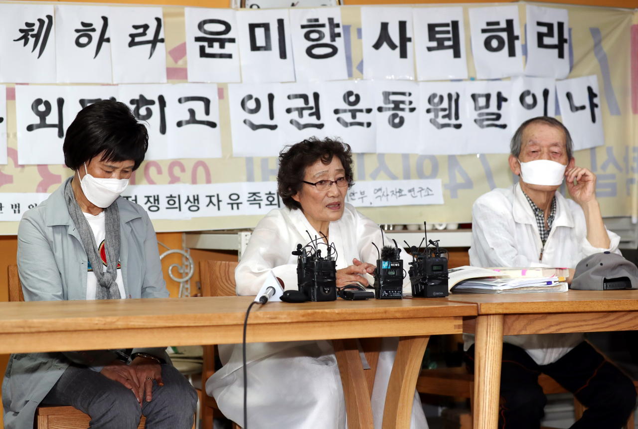 양순임 사단법인 태평양전쟁희생자유족회 회장(가운데)이 1일 인천시 강화군 선원면 한 식당에서 한국정신대문제대책협의회(정대협)의 해체와 더불어민주당 윤미향 의원의 사퇴를 촉구하는 기자회견을 하고 있다. 왼쪽은 일본군 위안부 피해자 유족.[연합]