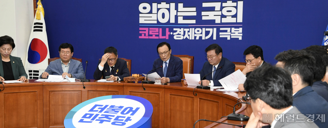 [헤럴드경제=이상섭 기자] 이해찬 더불어민주당 대표가 1일 오전 서울 여의도 국회에서 열린 최고위원회의에서 현안과 관련한 발언하고 있다. babtong@heraldcorp.com