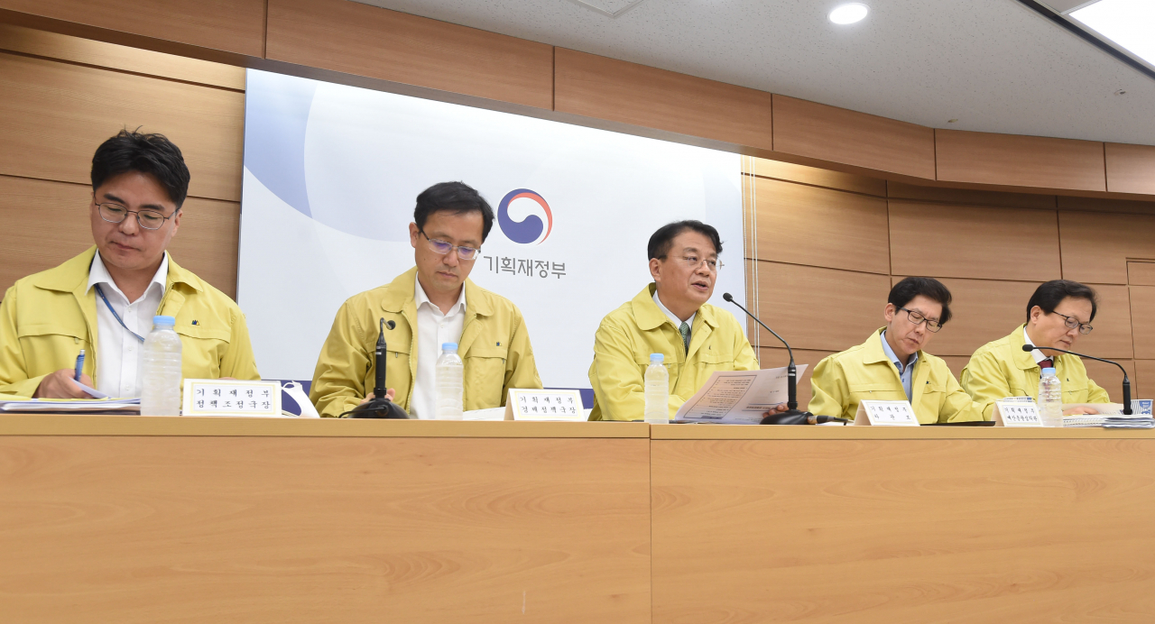 방기선(가운데) 기획재정부 차관보가 지난달 29일 정부세종청사에서 '2020년 하반기 경제정책방향과 관련 사전 상세브리핑을 하고 있다. ［기획재정부 제공］