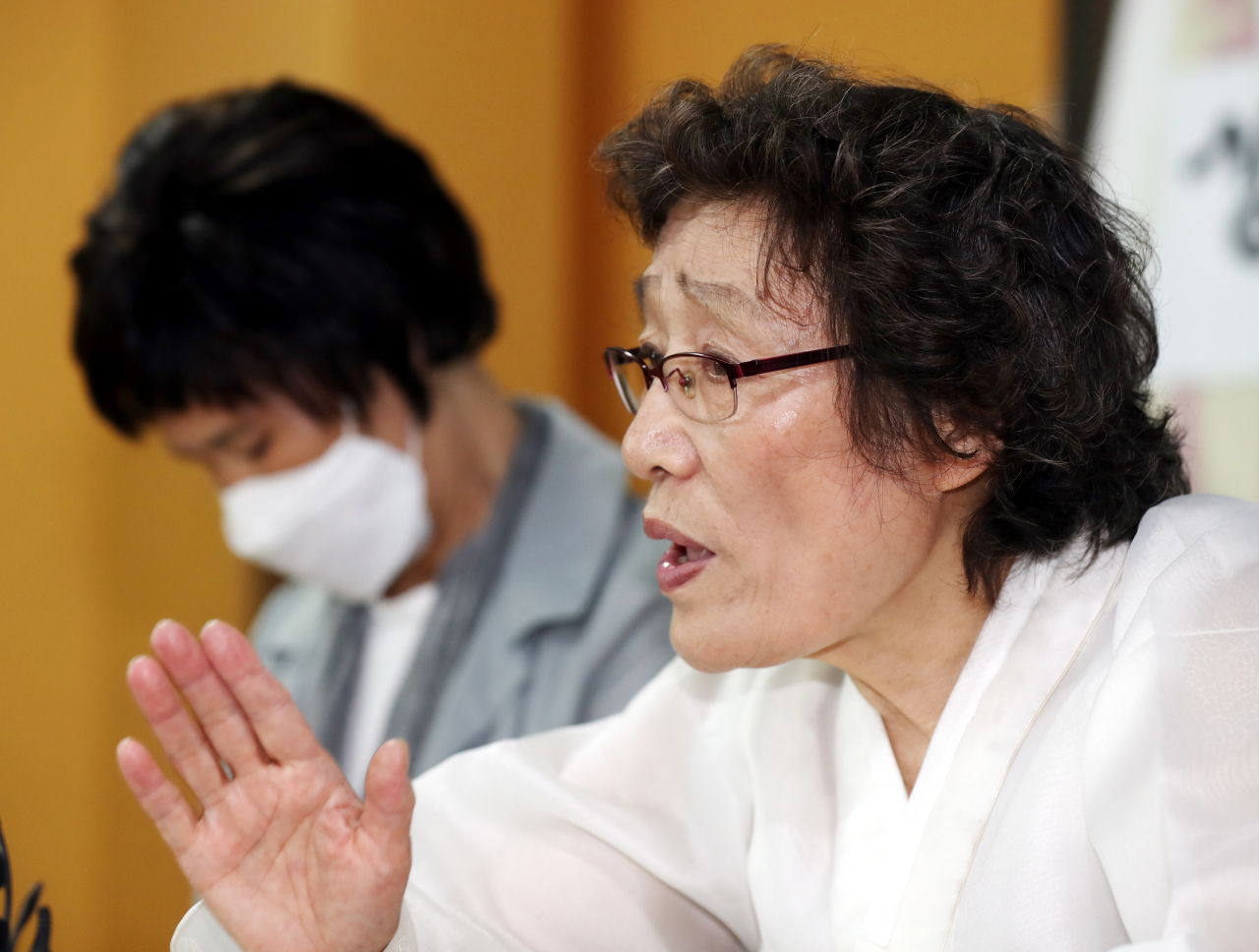 양순임(오른쪽) 사단법인 태평양전쟁희생자유족회장이 1일 오후 인천 강화군 선원면의 한 식당에서 한국정신대문제대책협의회(정대협·일본군성노예제문제해결을위한정의기억연대 전신)의 해체와 윤미향 더불어민주당 의원의 사퇴를 촉구하는 기자회견을 하고 있다. [연합]
