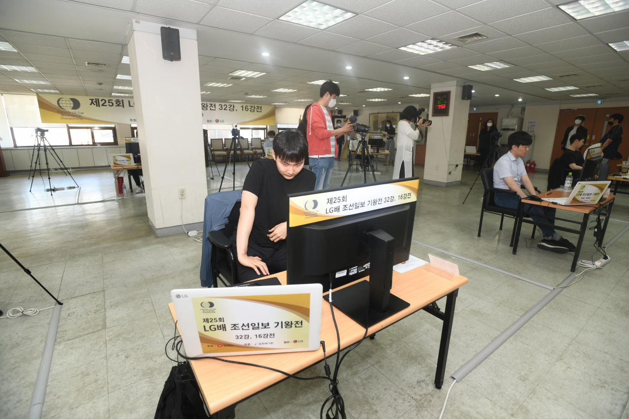 박정환 9단이 1일 열린 32강전에서 온라인으로 일본의 이치리키 료와 대국을 펼치고 있다./한국기원 제공