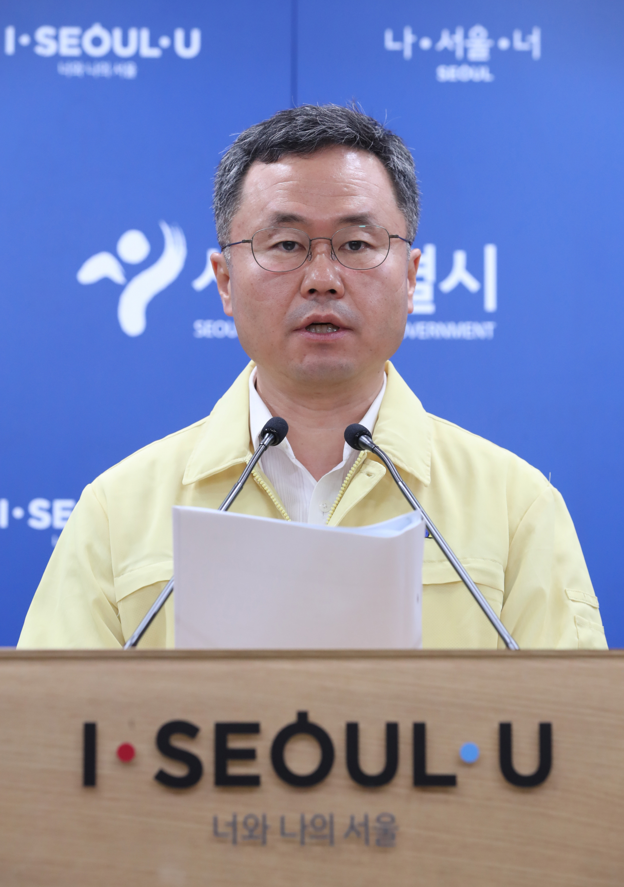 서울시 재난안전대책본부 방역통제관을 맡은 나백주 시민건강국장이 1일 서울 중구 서울시청 브리핑룸에서 서울시의 코로나19 대응상황 브리핑을 하고 있다. [연합]