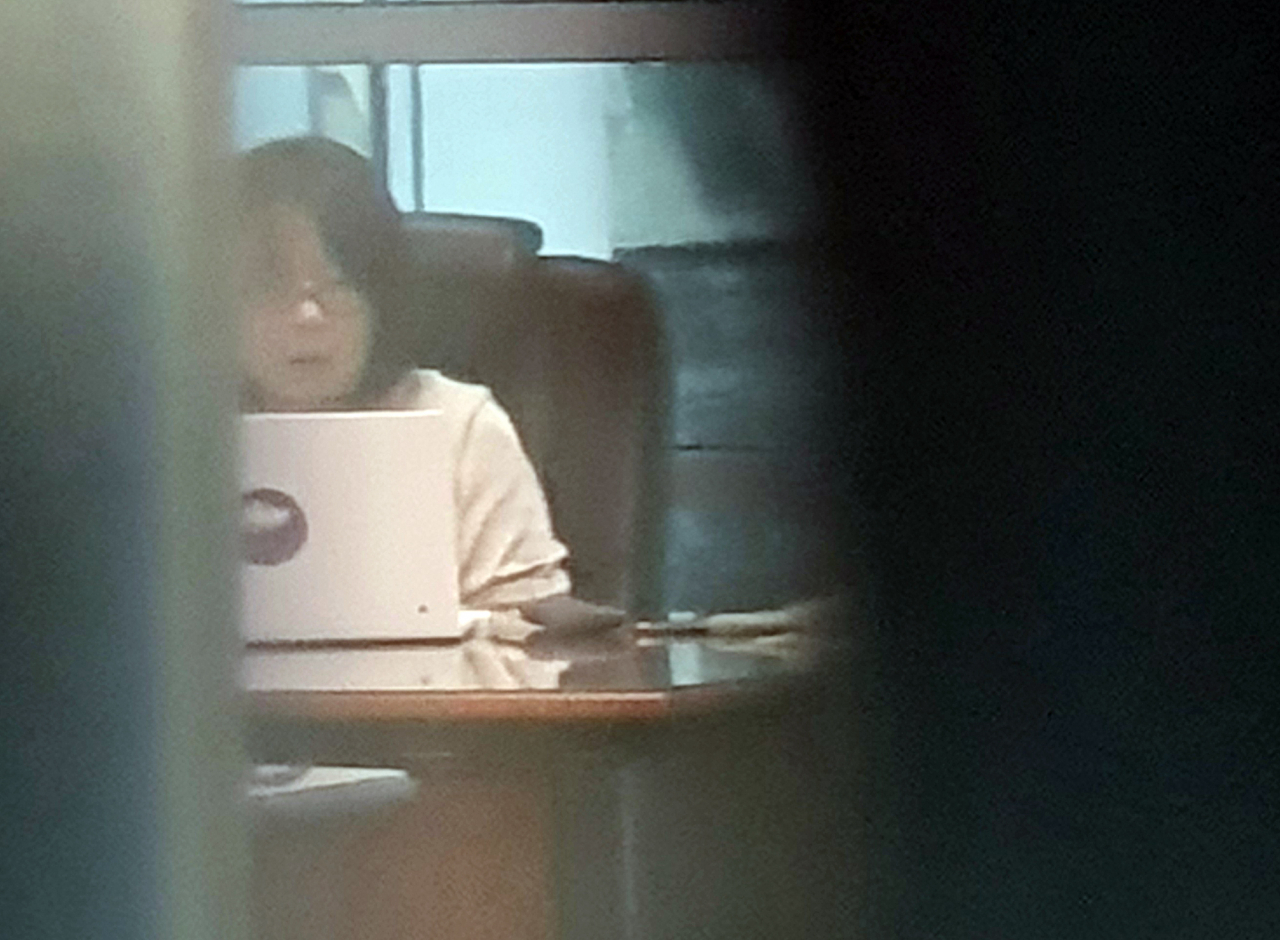 윤미향 더불어민주당 의원이 1일 오전 서울 여의도 국회의원회관 의원실에 출근, 업무를 보고 있다. [연합]