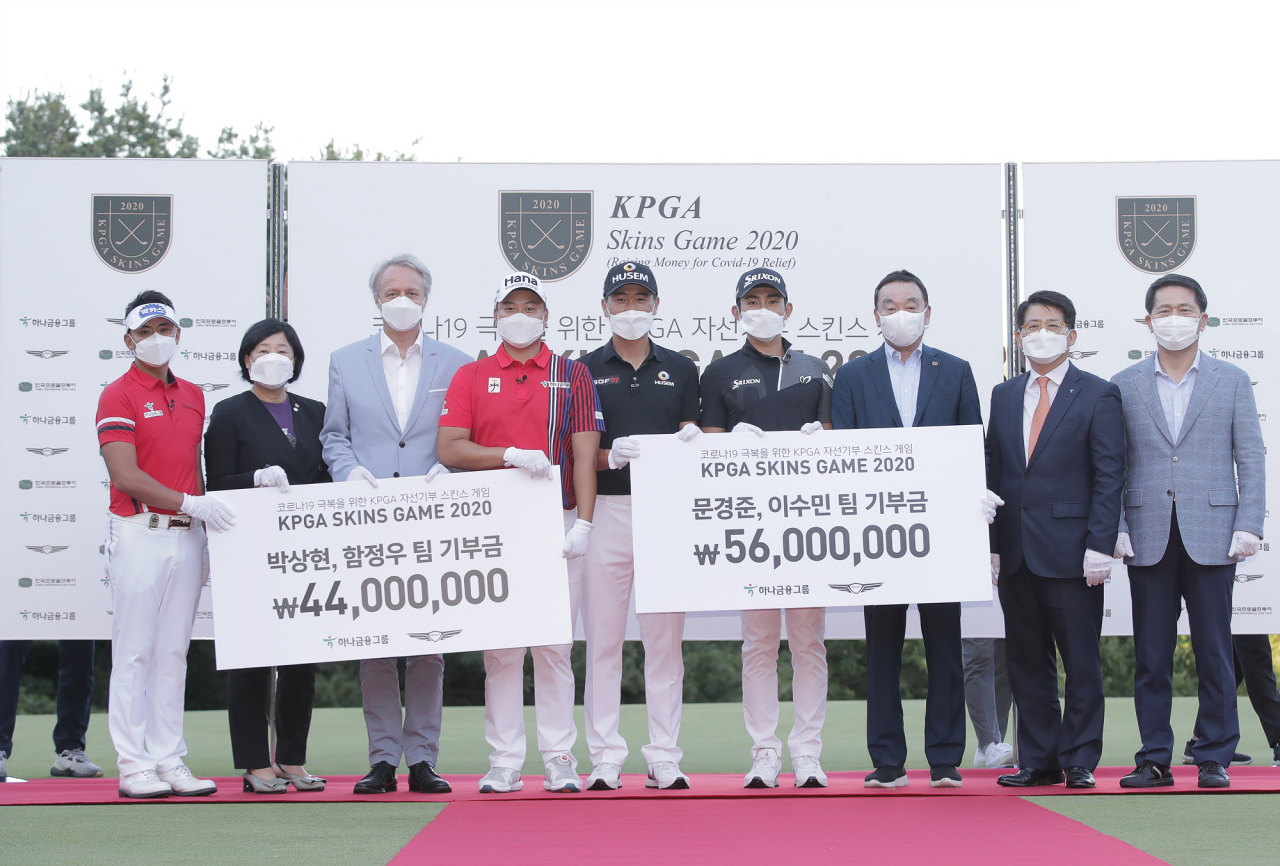 경기후 획득한 상금을 각각 지정된 단체에 기부하겠다는 내용의 판넬을 들고 포즈를 취했다./KPGA 제공