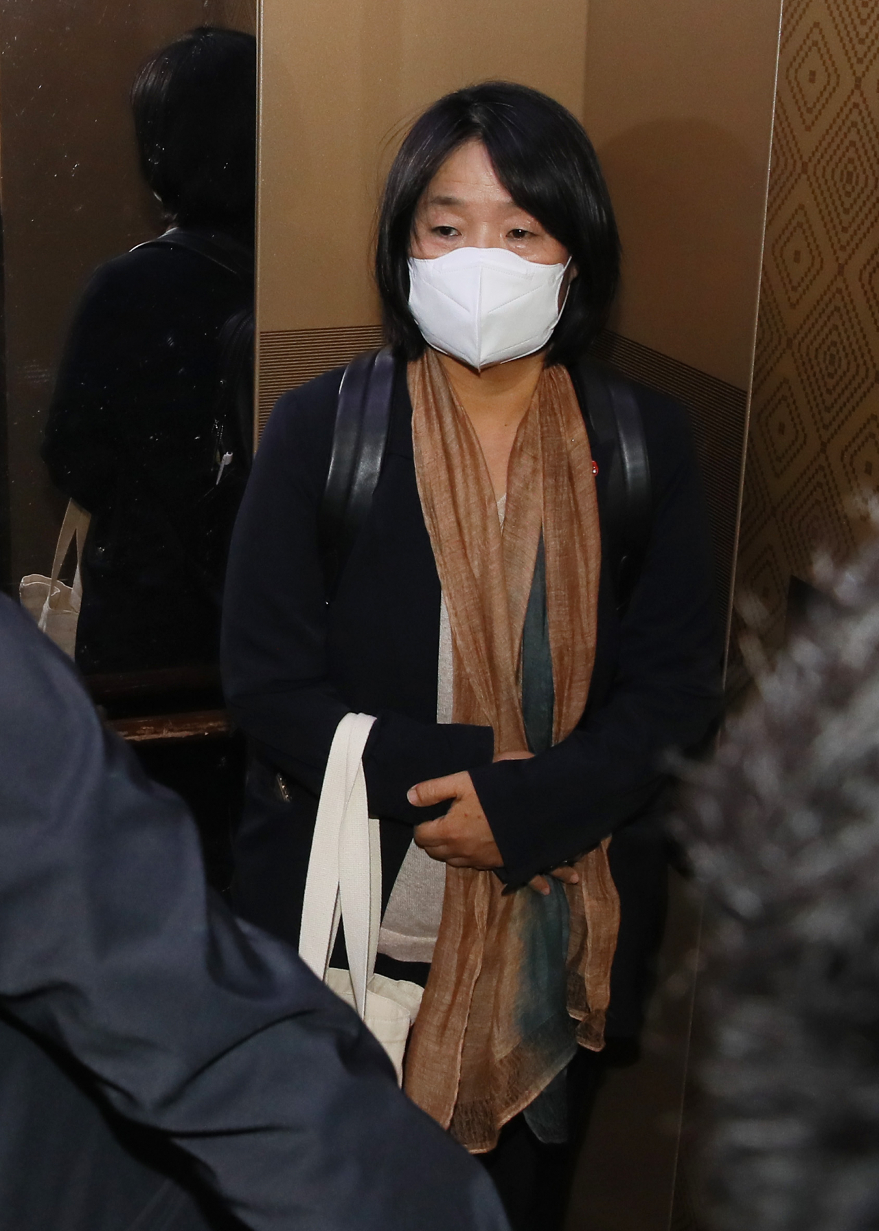 정의기억연대 활동과 관련해 검찰 수사를 받는 더불어민주당 윤미향 의원이 1일 국회 의원회관 사무실에서 퇴근하며 엘리베이터를 타고 있다. [연합]