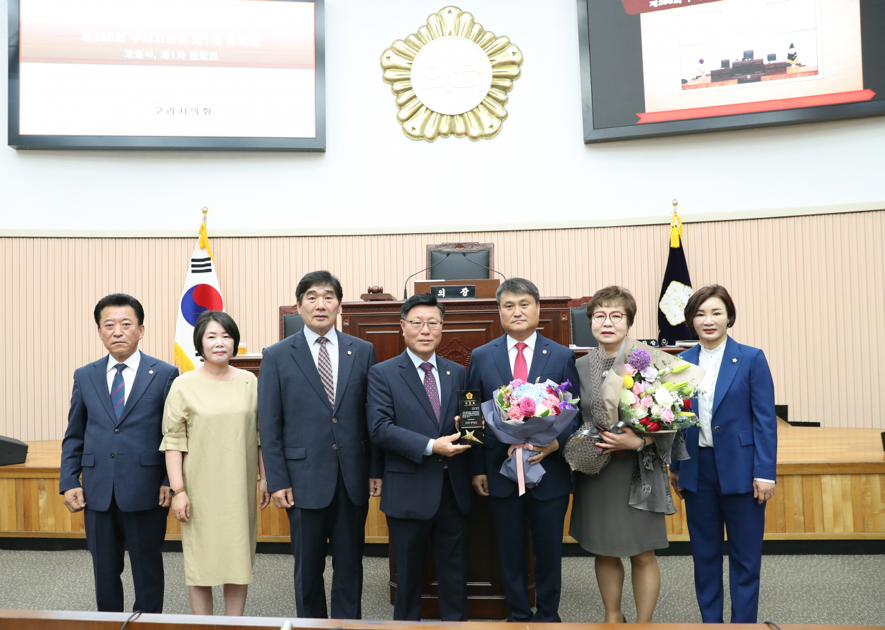 제7회 경기동부권 시·군의장협의회 의정활동 평가에서 최우수 의원으로 선정된 김광수(오른쪽에서 세번째)구리시의원