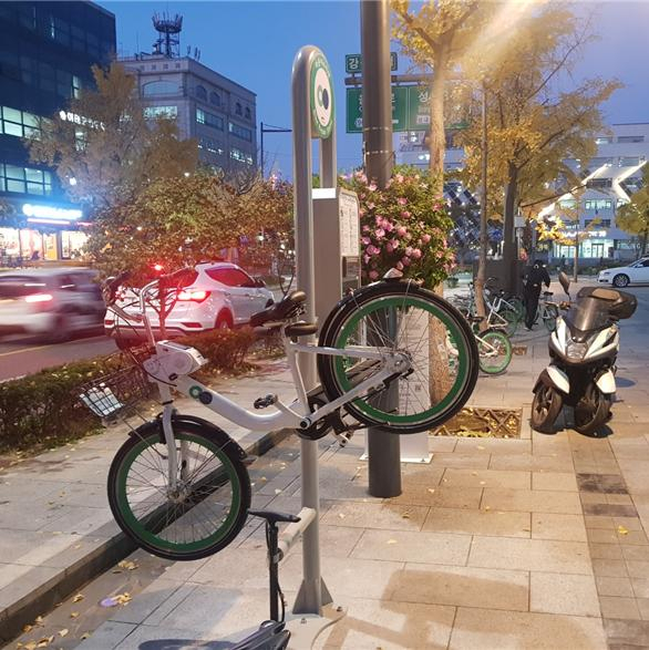 따릉이 수리대 행거거치 이용 사례. [서울시 제공]