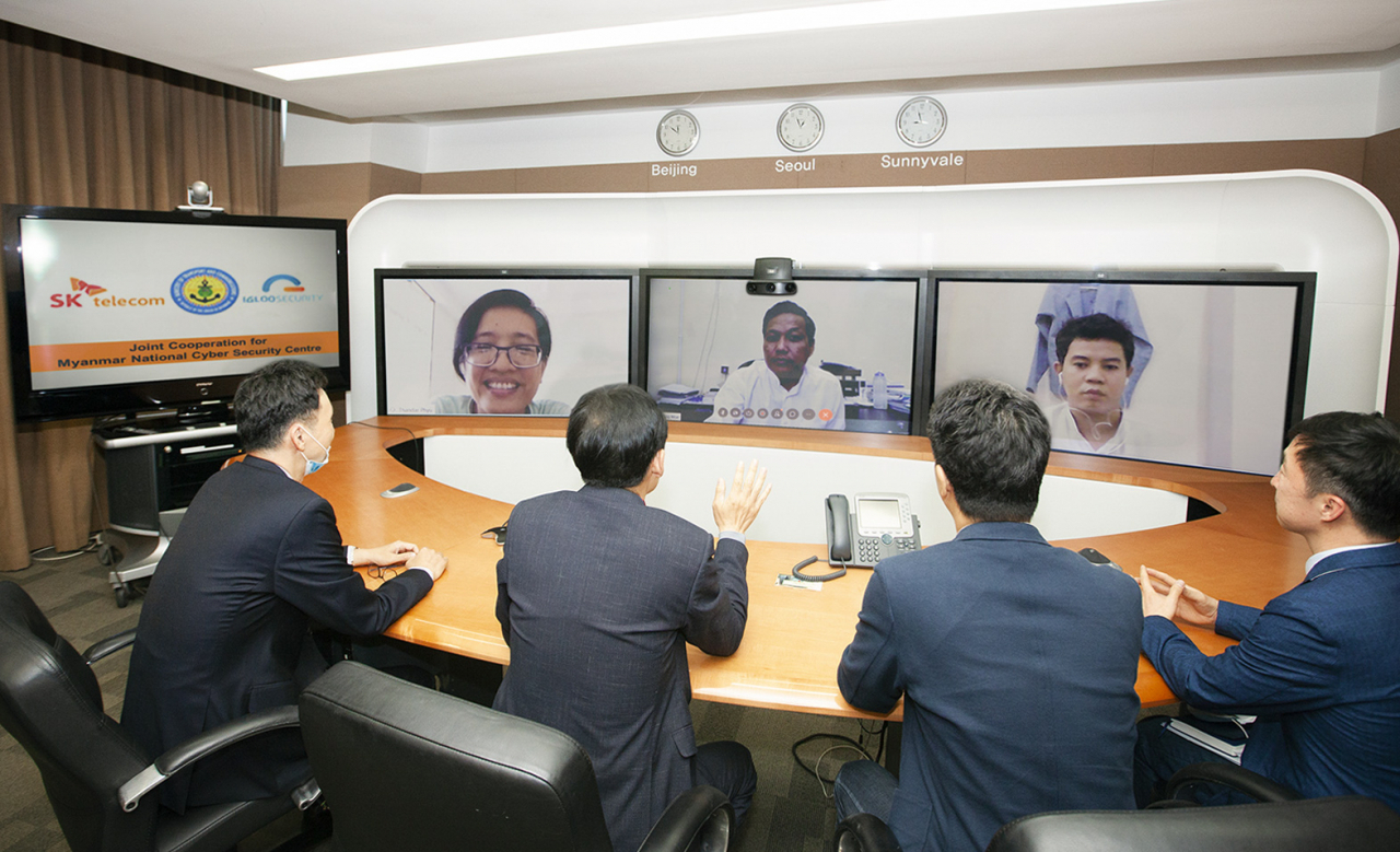 심상수 SK텔레콤 인프라 비즈 본부장(왼쪽부터 세번째)이 1일 서울 을지로 T타워에서 미얀마 국립사이버보안센터 에 나잉 모(Ye Naing Moe) 국장과 화상회의를 통해 통합 보안관제시스템 구축 사업을 논의하고 있다. (TV화면 왼쪽부터) 탄달 퓨(Tandar Phyu) 디렉터, 에 나잉 모(Ye Naing Moe) 국장, 나이 묘 칸트(Nay Myo Khant) 디렉터 [SK텔레콤 제공]