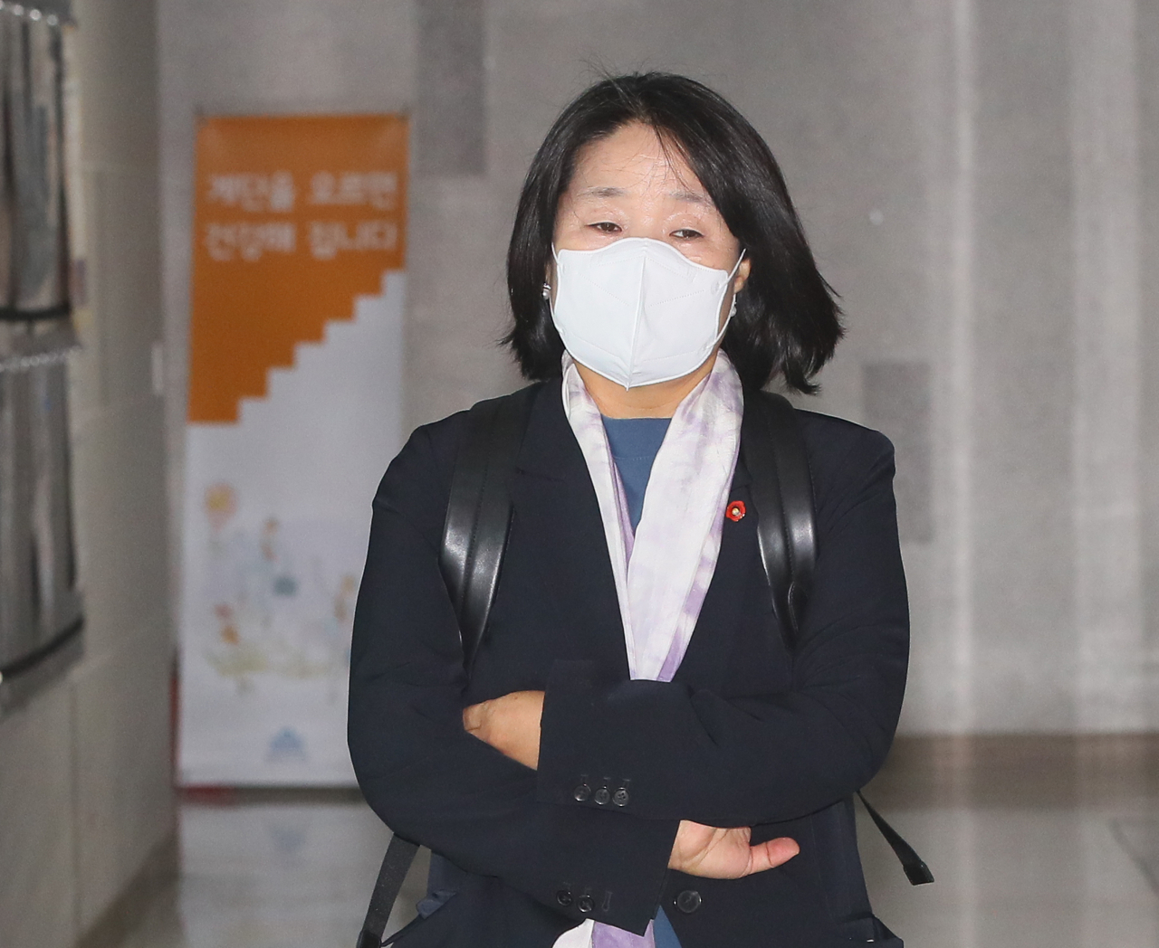 윤미향 더불어민주당 의원이 2일 오전 국회 의원회관으로 출근하고 있다. [연합]