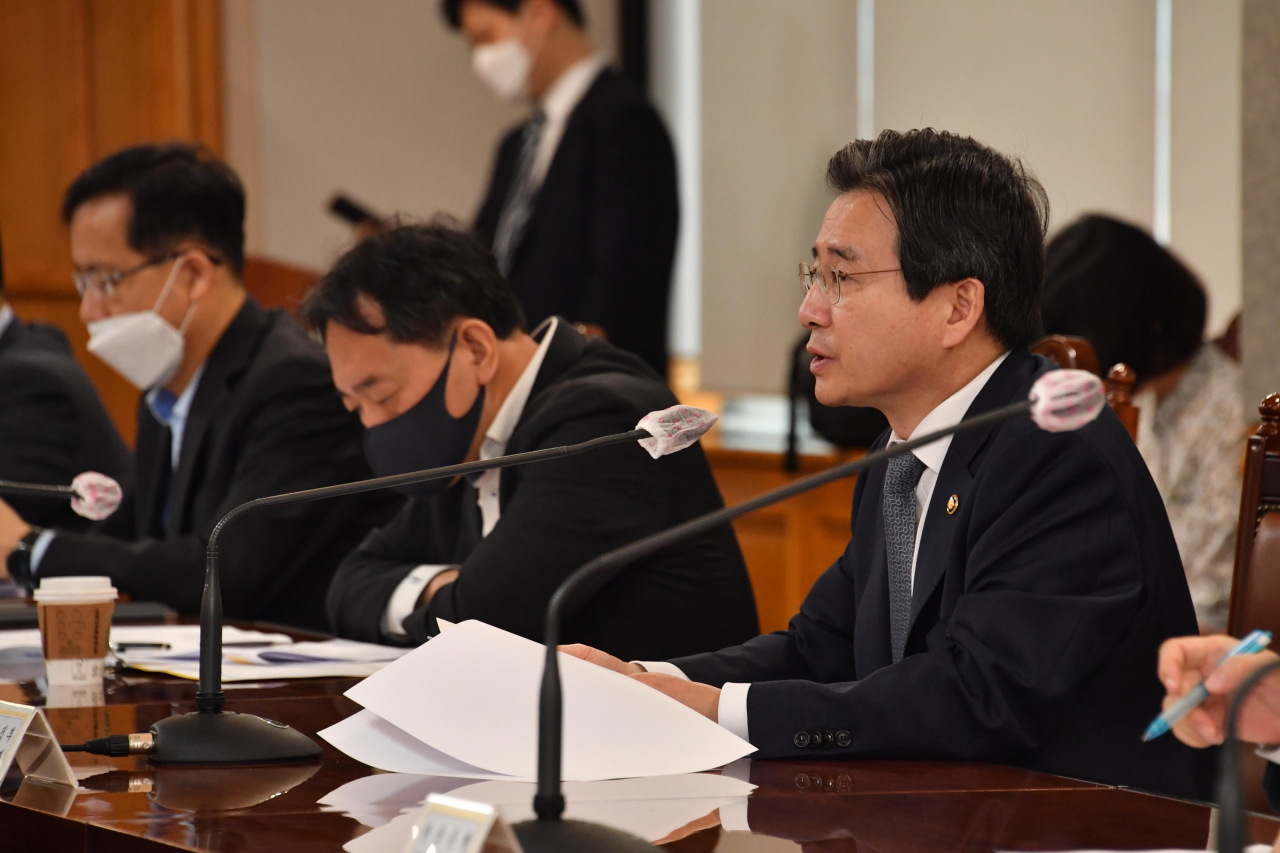 김용범 기획재정부 차관이 2일 서울 중구 은행회관에서 열린 거시경제금융회의를 주재, 모두발언을 하고 있다. 그는 이 자리서 5월 소비자물가 상승률이 8개월 만에 마이너스(-)로 전환한 것과 관련, "정부는 불확실성 속에서 물가하락에 대한 막연한 우려가 확산하면서 소비와 투자가 지연되고 성장세 둔화로 이어지는 악순환의 고리가 발생하지 않도록 정책적 노력을 아끼지 않을 것"이라고 밝혔다. [기획재정부 제공]