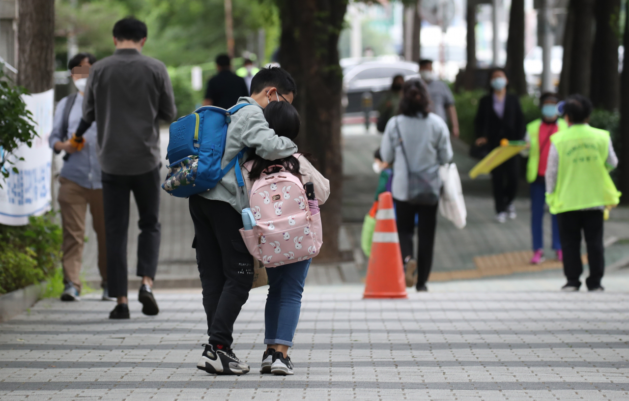 2일 오전 서울의 한 초등학교에서 어린이들이 등교하고 있다. 3일부터는 고 1·중 2·초 3~4학년 학생 178만명이 추가로 등교 수업을 시작한다. [연합]