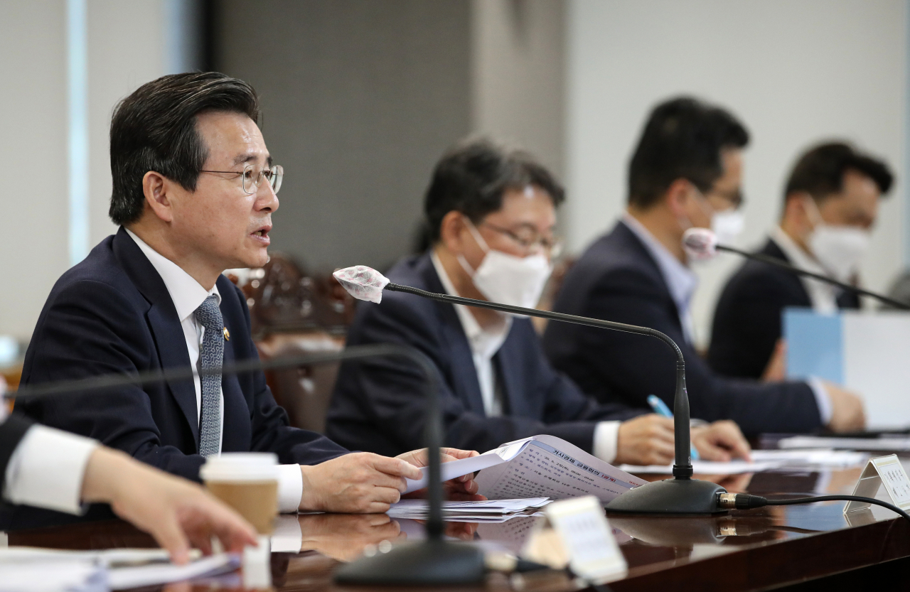 김용범(왼쪽 첫번째( 기획재정부 1차관이 2일 오전 서울 중구 은행회관에서 열린 거시경제금융회의에서 발언하고 있다. ［연합］