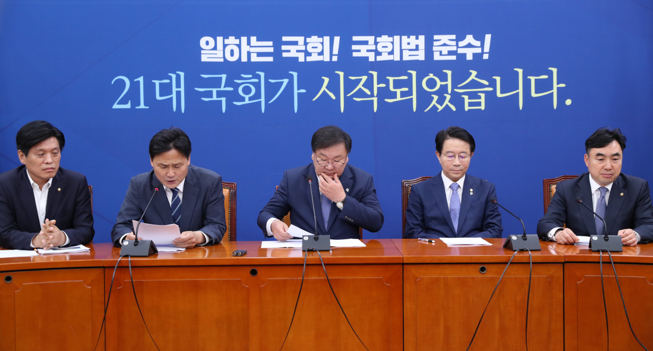 김태년 더불어민주당 원내대표가 2일 오전 서울 여의도 국회에서 열린 원내대책회의에 참석해 발언을 준비하고 있다. [연합]