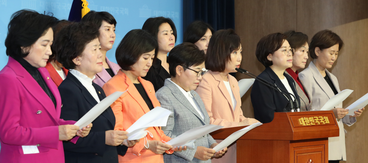 미래통합당 여성 국회의원들이 2일 오전 서울 여의도 국회 소통관에서 기자회견을 열고 '이용수 할머니에 대한 2차 가해 중단 촉구 성명'을 발표하고 있다. [연합]