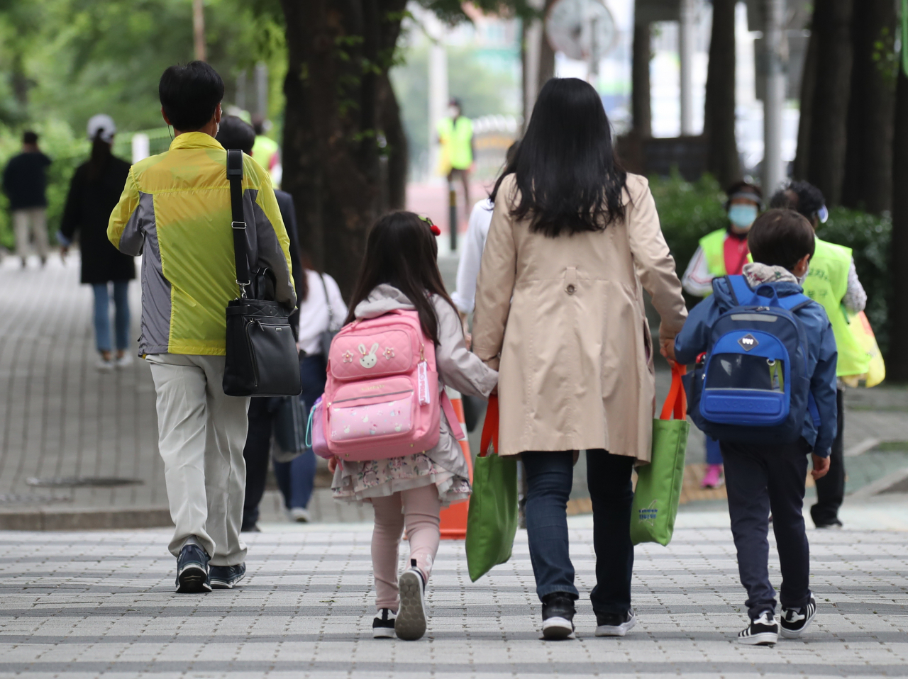 2일 오전 서울의 한 초등학교에서 어린이가 등교하고 있다. 수도권을 중심으로 신종 코로나바이러스 감염증의 산발적인 발생이 잇따르는 가운데 3일부터 초·중·고 학생 178만명이 추가로 등굣길에 오른다. 고1·중2·초3&sim;4학년들의 등교 수업이 시작된다. 연합뉴스