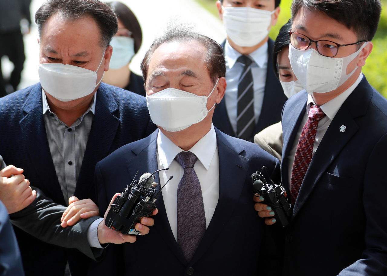 오거돈 전 부산시장이 2일 오전 부산 연제구 부산지방법원에서 구속 전 피의자 심문(영장실질심사)에 출석하고 있다. [연합]onlinenews@heraldcorp.com