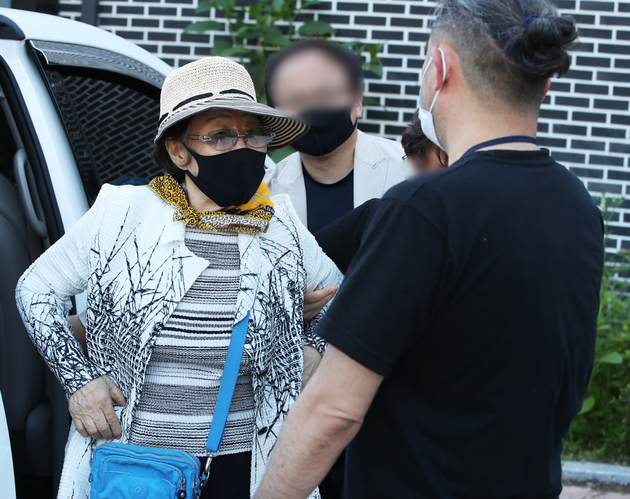 일본군 ‘위안부’ 피해자 이용수 할머니가 지난 1일 오후 경기 광주시 대한불교조계종 사회복지법인 나눔의집을 방문해 활동가들과 인사하고 있다. [연합]