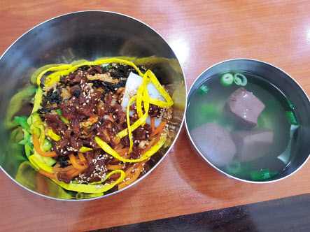 익산 소시장 황등육회비빔밥과 맑은선짓국.