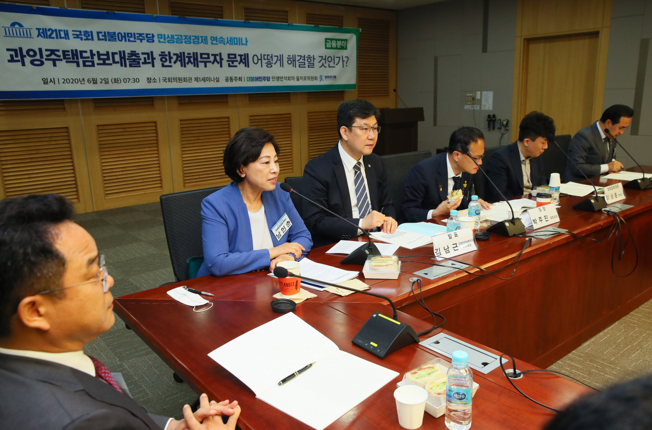 2일 국회 의원회관에서 더불어민주당 민생연석회의·을지로위·민주연 주최로 열린 21대 국회 민생공정경제 연속세미나 '과잉주택담보대출과 한계채무자 문제 어떻게 해결할 것인가'에서 남인순 의원이 발언하고 있다. [연합]