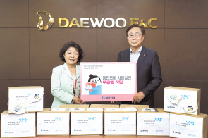 전달식에 참여한 조인환(오른쪽) 대우건설 인사관리지원본부장과 김진숙 동방사회복지회 회장. [대우건설 제공]